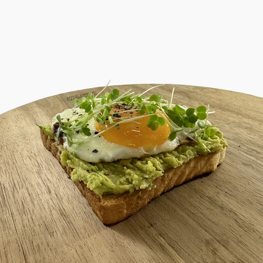 Toast s vejcem, avokádem a microgreens.